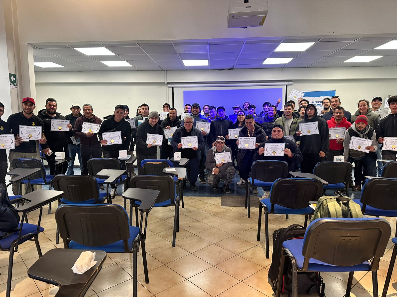 Acto oficial de entrega de diplomas a aplicadores certificados Ingeprex en Aula Magna universitaria - Acreditación técnica ImpoAcuatiq