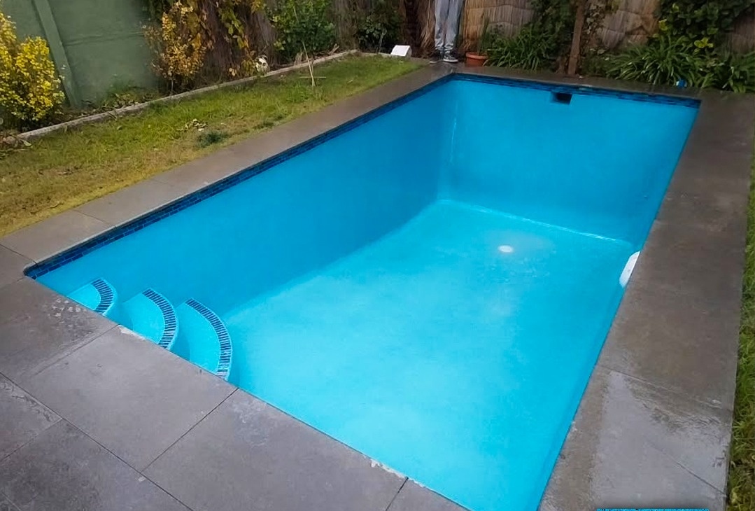Piscina residencial de alta gama revestida con cuarzo continuo Súper Brite® tono Tahoe Blue - ImpoAcuatiq Argentina
